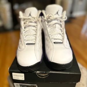 Pre-owned gently worn Jordan retro 13 lakers Size 7 youth = size 8-8.5 women’s